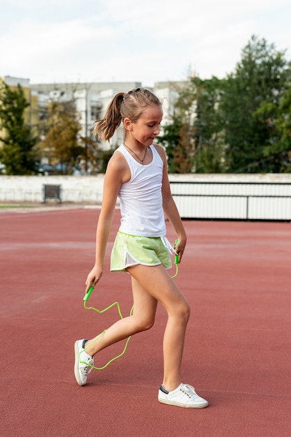 Vue côté, de, fille, à, jumprope