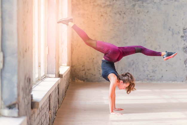 Vue côté, de, a, fitness, jeune femme, faire, poirier, à, scission