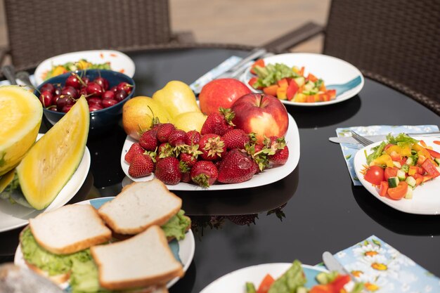 Vue de côté de fruits sucrés debout dans l'assiette