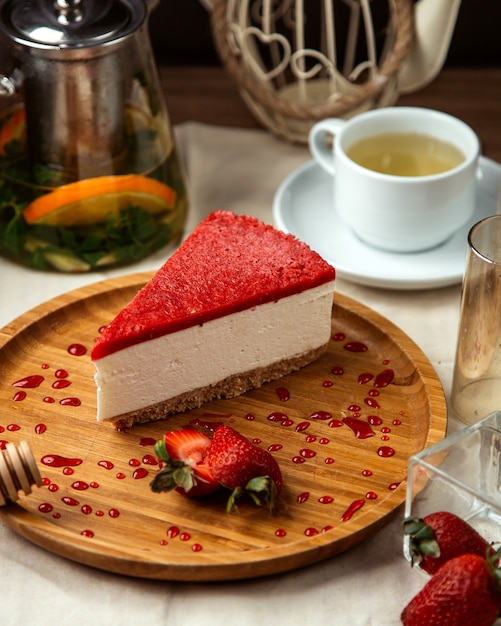 Vue de côté de gâteau au fromage aux fraises