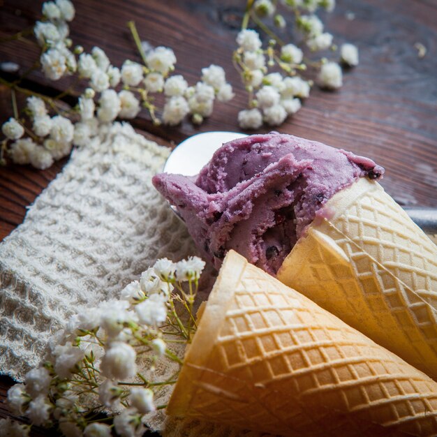 Vue côté, gaufre, cônes, à, myrtille, glace, et, gypsophile, dans, chiffon, serviettes