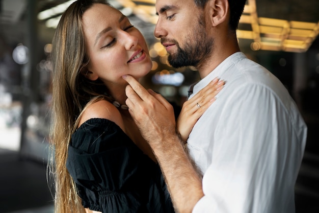 Photo gratuite vue de côté les gens étant romantiques