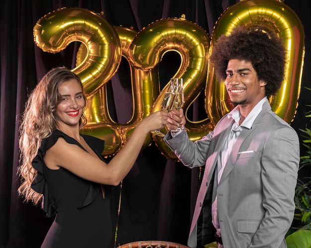 Photo gratuite vue de côté des gens portant un toast de la nouvelle année 2020