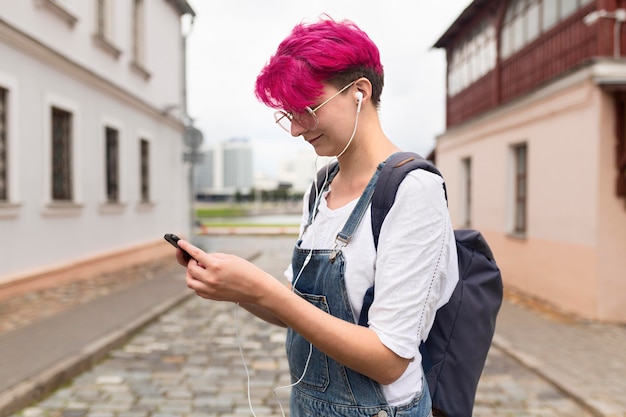 Vue côté, girl, tenue, smartphone