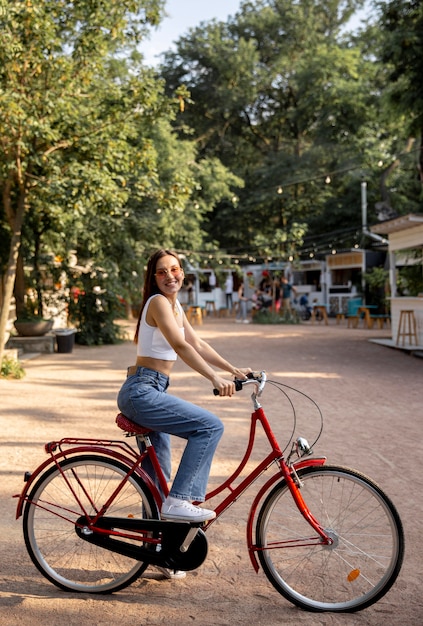 Photo gratuite vue côté, girl, à, vélo