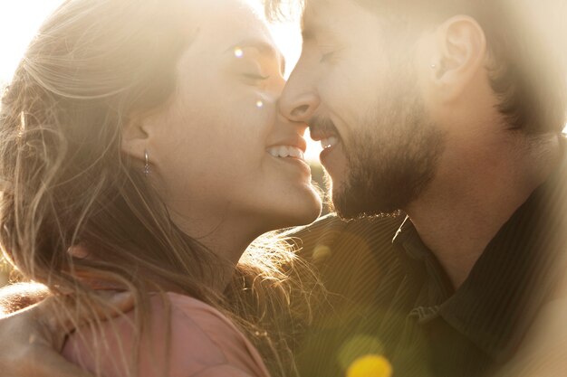 Vue de côté heureux couple romantique