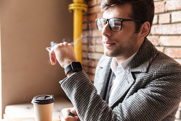 Vue côté, de, homme affaires, dans, lunettes, séance table