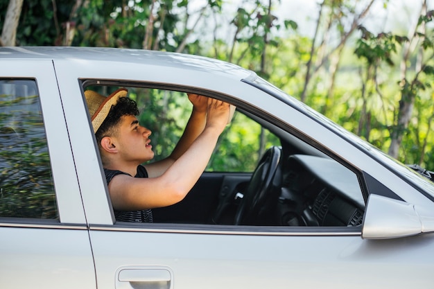 Vue côté, de, homme, ajustement, miroir voiture, dans, voiture