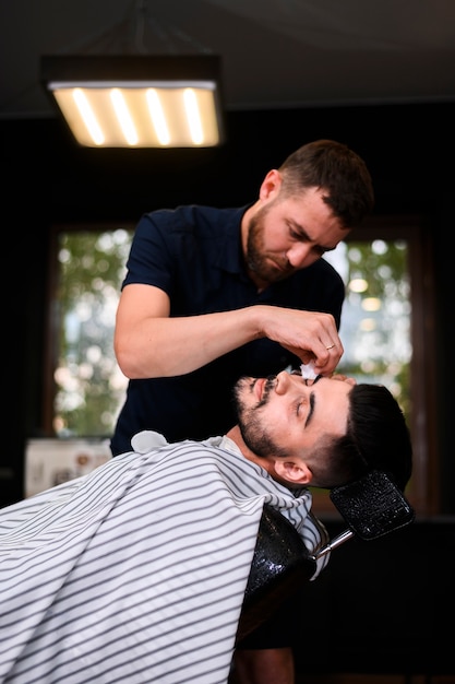 Vue côté, de, homme, avoir, coupe cheveux