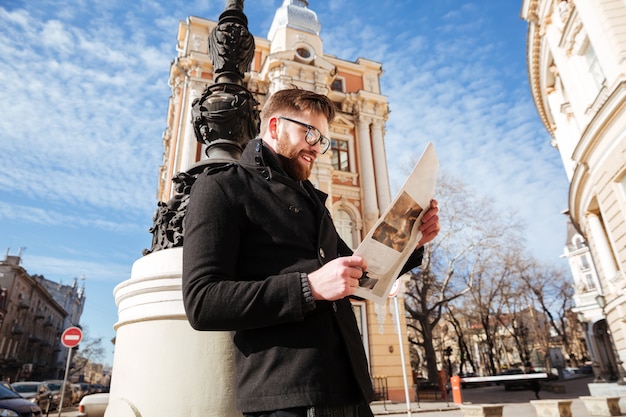 Vue côté, de, homme barbu, dans, manteau, à, journal