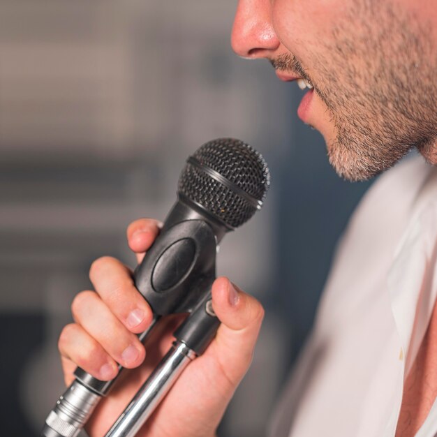 Vue côté, homme, chant, à, microphone