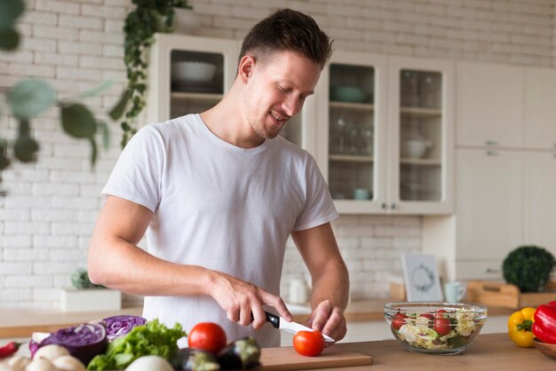 Vue côté, homme, couper, tomate