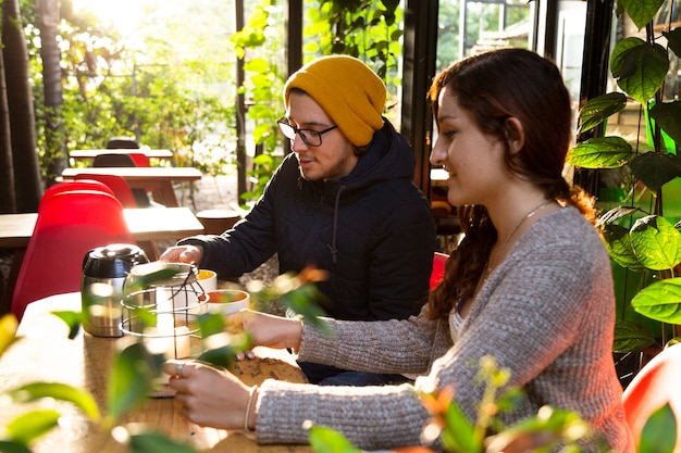 Vue côté, de, homme femme, à, café-restaurant