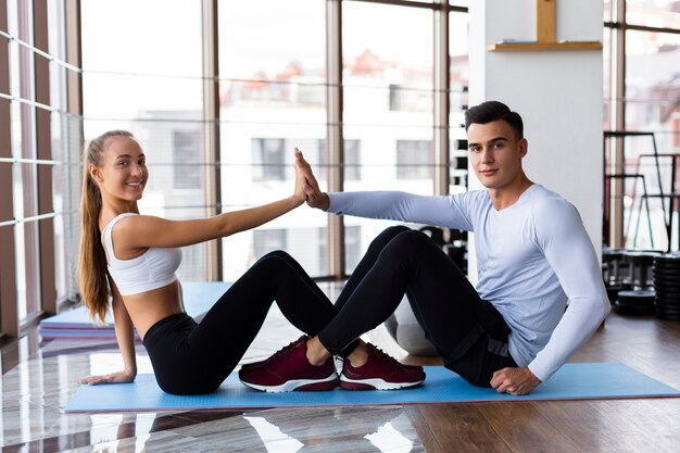 Vue côté, de, homme femme, dans, gymnase