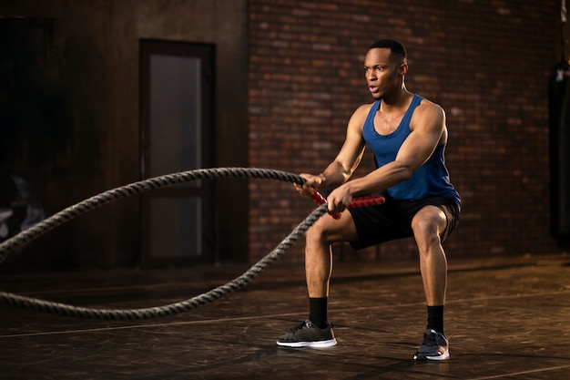 Vue de côté homme formation au gymnase