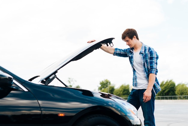 Vue côté, de, homme, ouverture, capot voiture