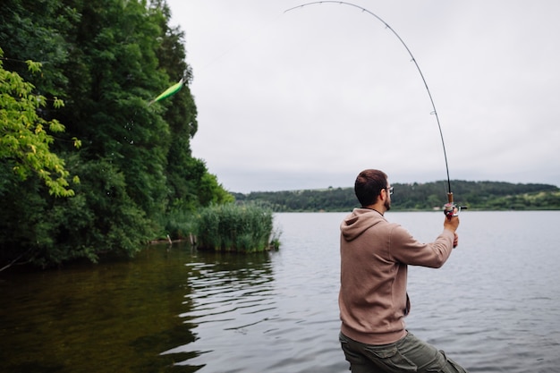 Vue de côté de l&#39;homme de pêche dans le lac