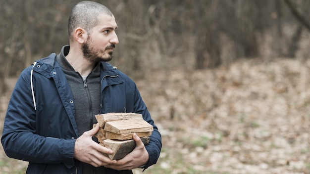 Vue côté, homme, porter, bois