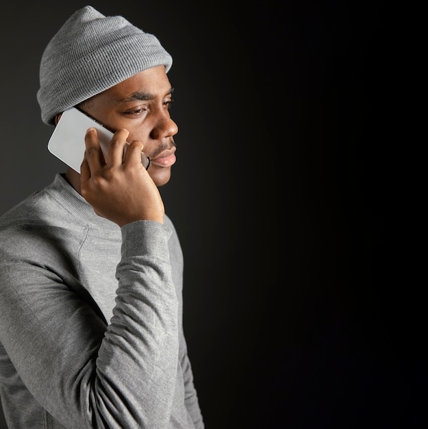 Vue Côté, Homme, Porter, Casquette, Conversation Téléphone