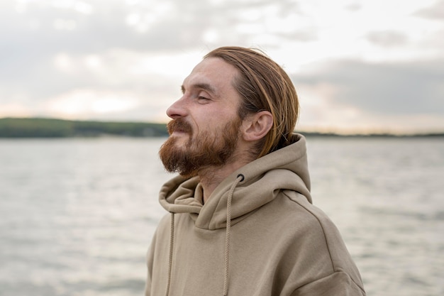 Vue côté, de, homme, poser, côté, lac