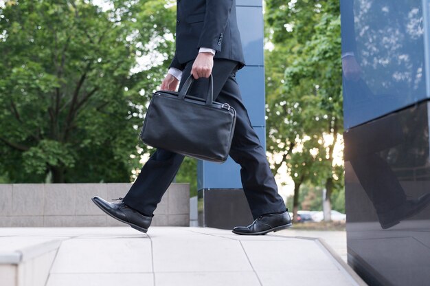 Vue côté, de, homme, à, sac à main