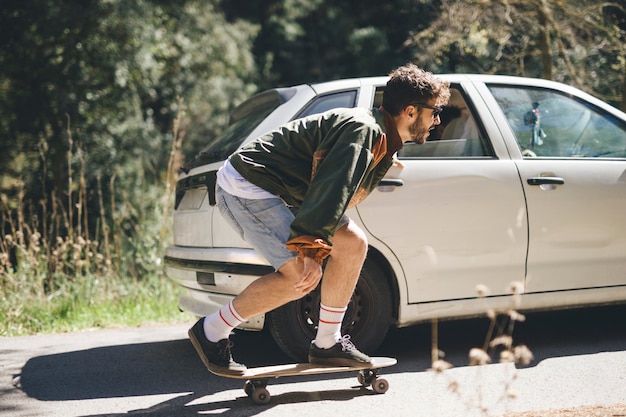 Vue côté, de, homme, skateboard