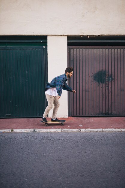 Vue côté, de, homme, skateboard