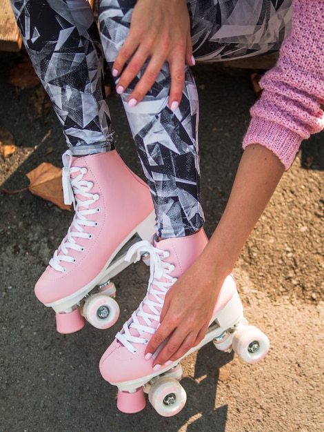 Vue de côté des jambières et des patins à roulettes