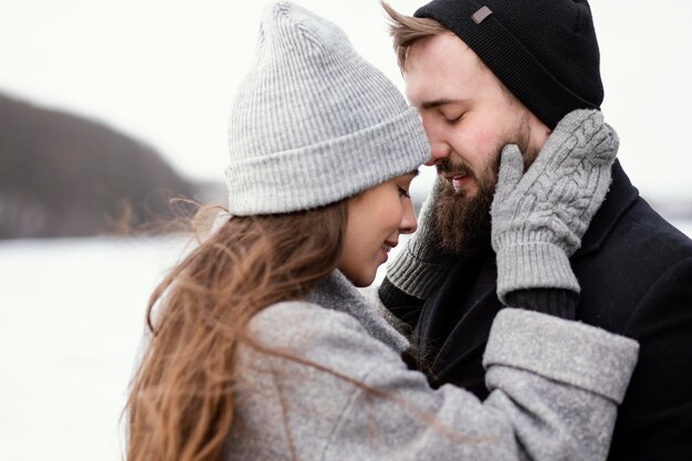 Vue côté, jeune couple, étreindre