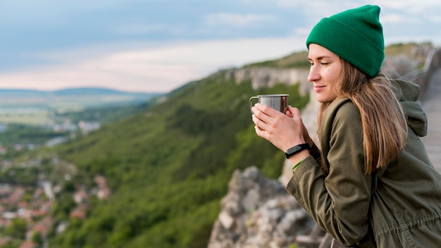 Vue côté, jeune femme, apprécier, vue