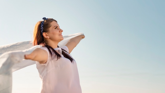 Vue côté, de, a, jeune femme, regarder loin