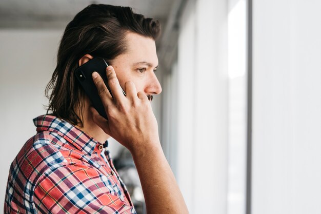 Vue côté, de, a, jeune homme, parler, sur, téléphone portable