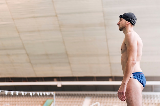 Photo gratuite vue de côté jeune homme prêt à nager