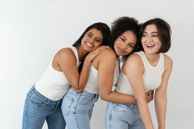 Vue de côté de jeunes copines heureux