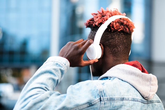 Photo gratuite vue de côté mec avec casque et veste en jean