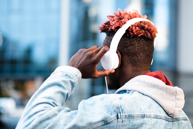 Vue de côté mec avec casque et veste en jean