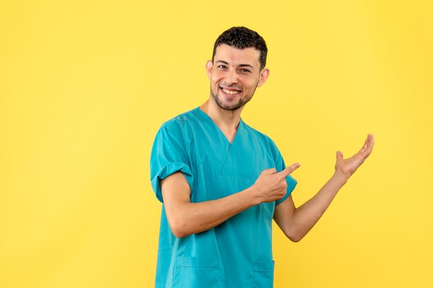 Vue de côté un médecin un médecin dit qu'il est important de se laver les mains