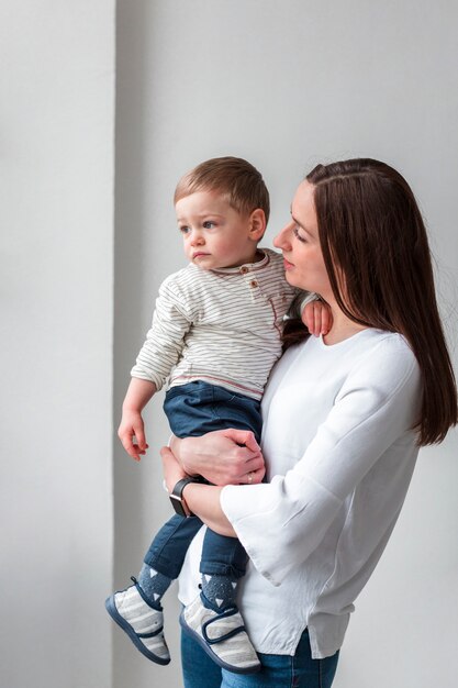 Vue côté, de, mère, tenue, enfant