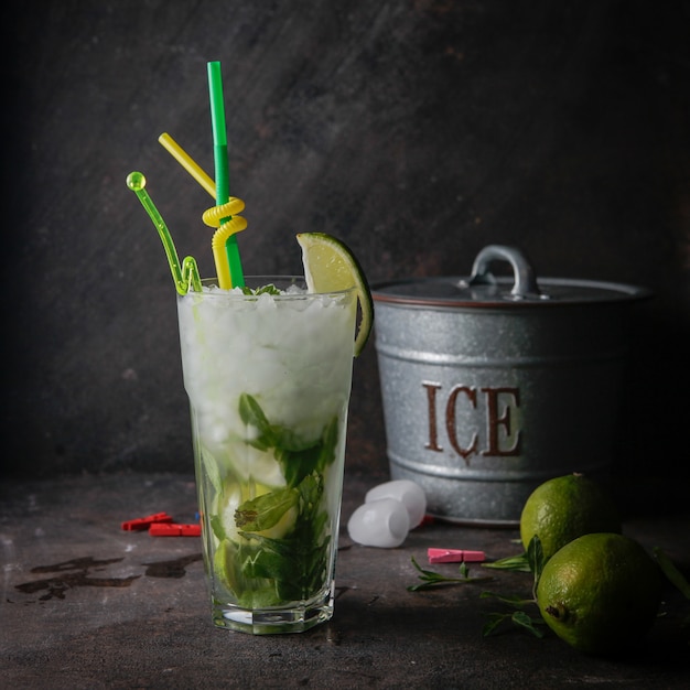 Vue de côté mojito cocktail à la menthe, citron vert, glace, seau à glace