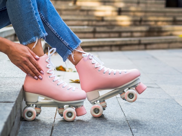 Vue de côté des patins à roulettes avec des escaliers