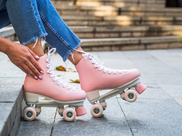 Vue de côté des patins à roulettes avec des escaliers