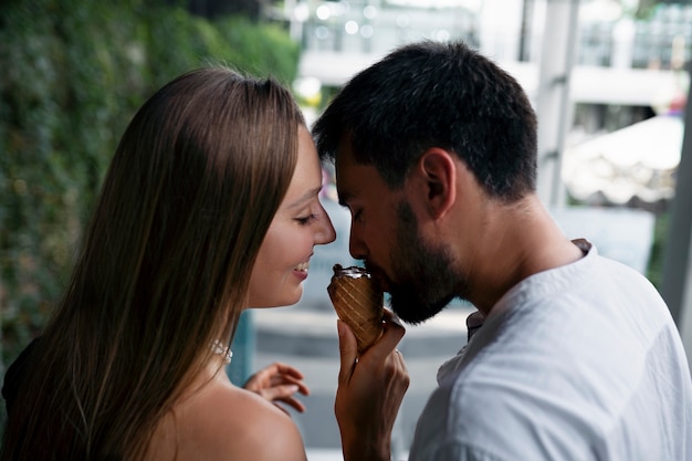 Photo gratuite vue de côté de personnes mangeant de la crème glacée