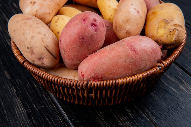 Vue côté, de, pommes terre, dans, panier, sur, table bois