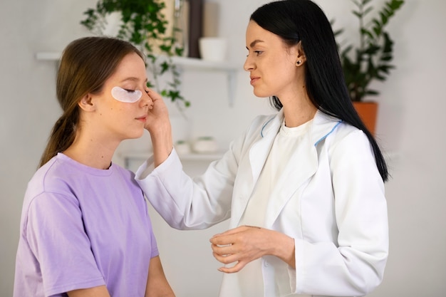 Vue de côté professionnel portant une blouse de laboratoire