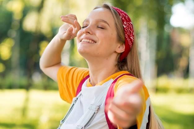 Vue côté, de, smiley, femme, dehors