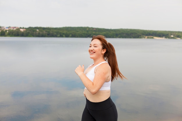 Vue côté, de, smiley, femme, jogging, dehors