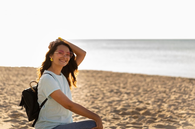 Vue côté, de, smiley, femme, sur, plage