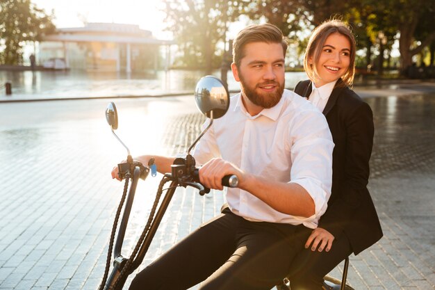 Vue côté, de, sourire, couple affaires, promenades, sur, moderne, moto