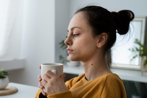 Vue côté, tenue femme, tasse café