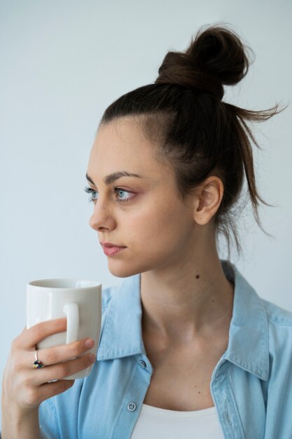 Vue côté, tenue femme, tasse café